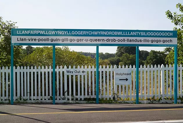 Llanfairpwllgwyngyllgogerychwyrndrobwllllantysiliogogoch