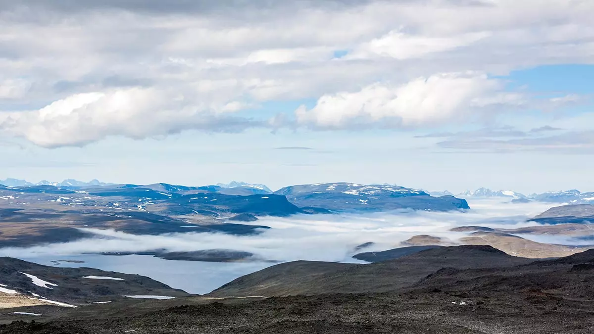 Milima ya Alps ya Scandinavia inayoonekana kutoka juu ya Halti