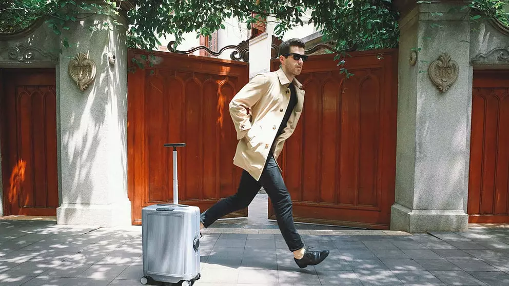 Cowarobot R1, the robotic suitcase that follows you