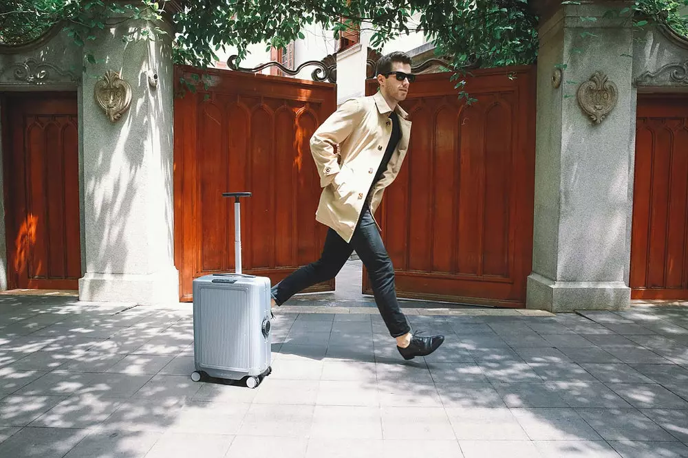 Cowarobot R1 the robotic suitcase that follows you