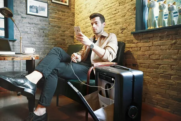 Cowarobot R1 the robotic suitcase that follows you