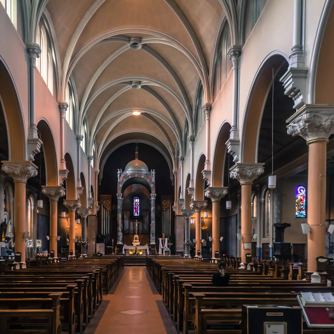 Interiör av Whitefriar's Church med den imponerande piporgeln bakom altaret