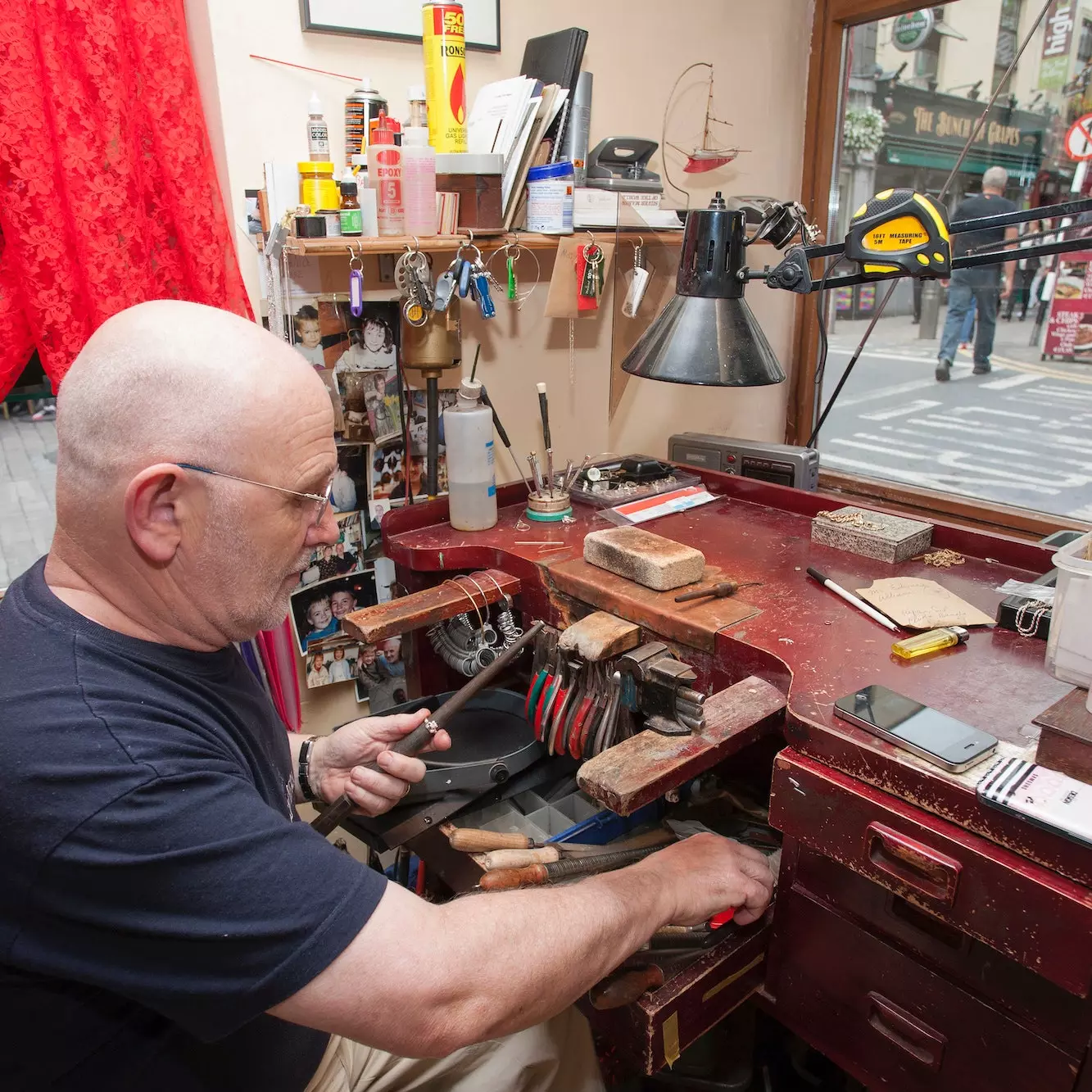 Die Werkstatt von Thomas Dillons in der Küstenstadt Galway. Es ist der älteste Schmuck in Irland.