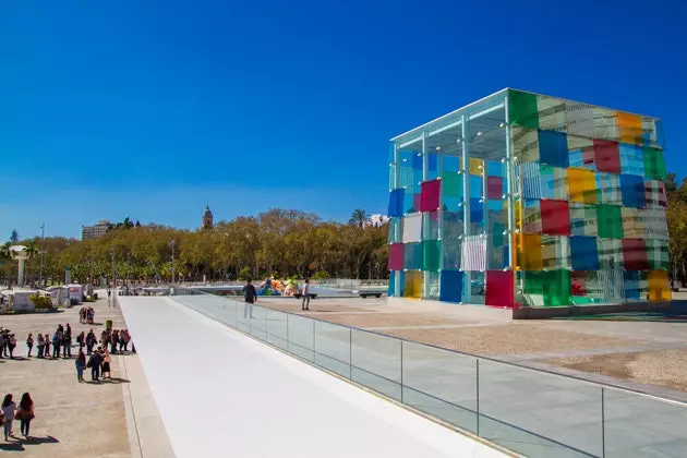 အနုပညာရှင် Daniel Buren မှ Pompidou စင်တာ၏ 'The Cube'