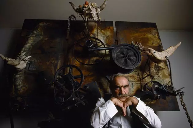 Ο Jean Tinguely πριν από ένα από τα περίπλοκα έργα του