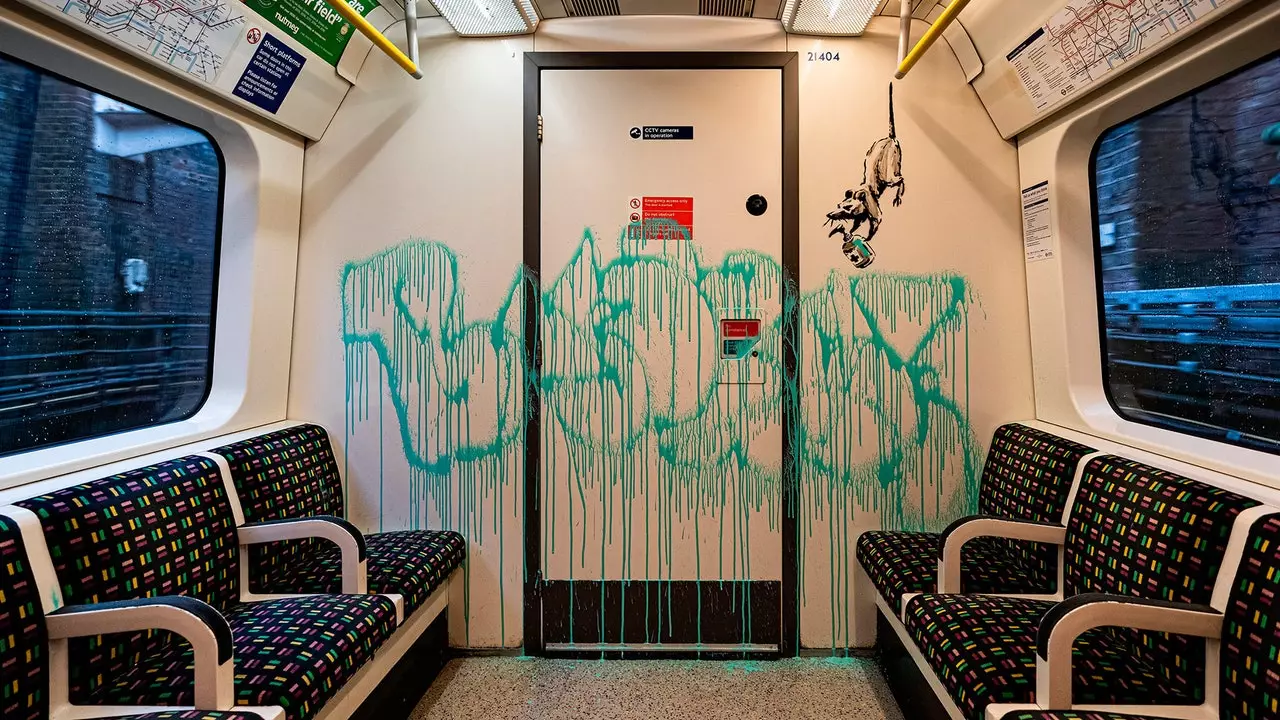 Banksy erënnert un d'Wichtegkeet vun enger Mask mat enger Interventioun am Londoner Underground