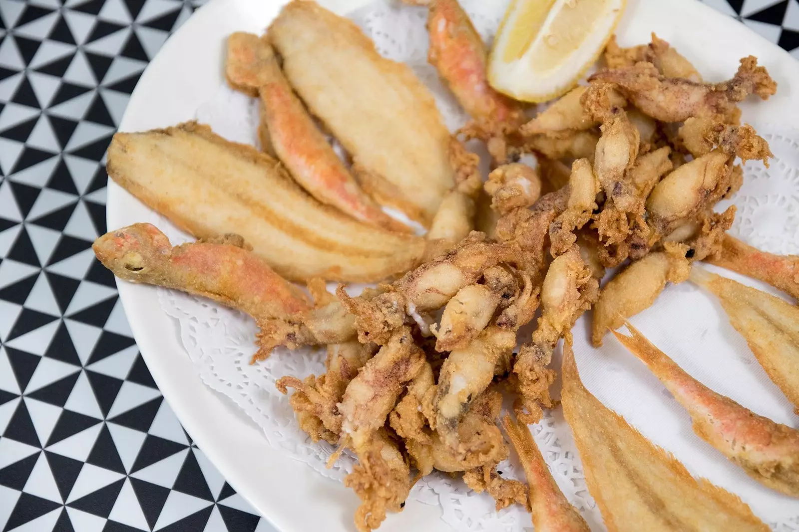 Puntillitas acedias roude Mullet ... frësch frittéiert Fësch vum Restaurante Antonio