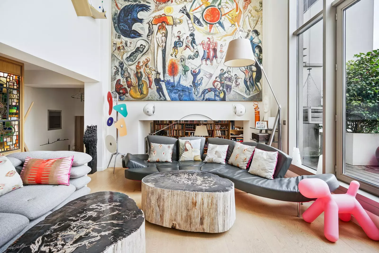 Appartement luxueux à Paris avec une décoration moderne et un immense tableau présidant le salon.