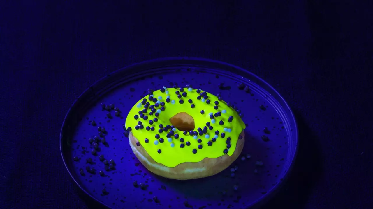 Glow na donuts sa dorchadas a bhuíochas sin do chomhábhar rúnda