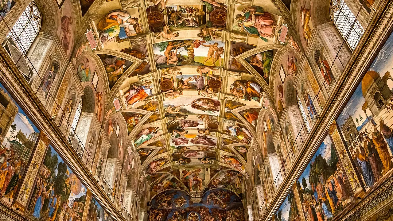 Ini adalah buku tentang Sistine Chapel yang berharga hampir 18,000 euro