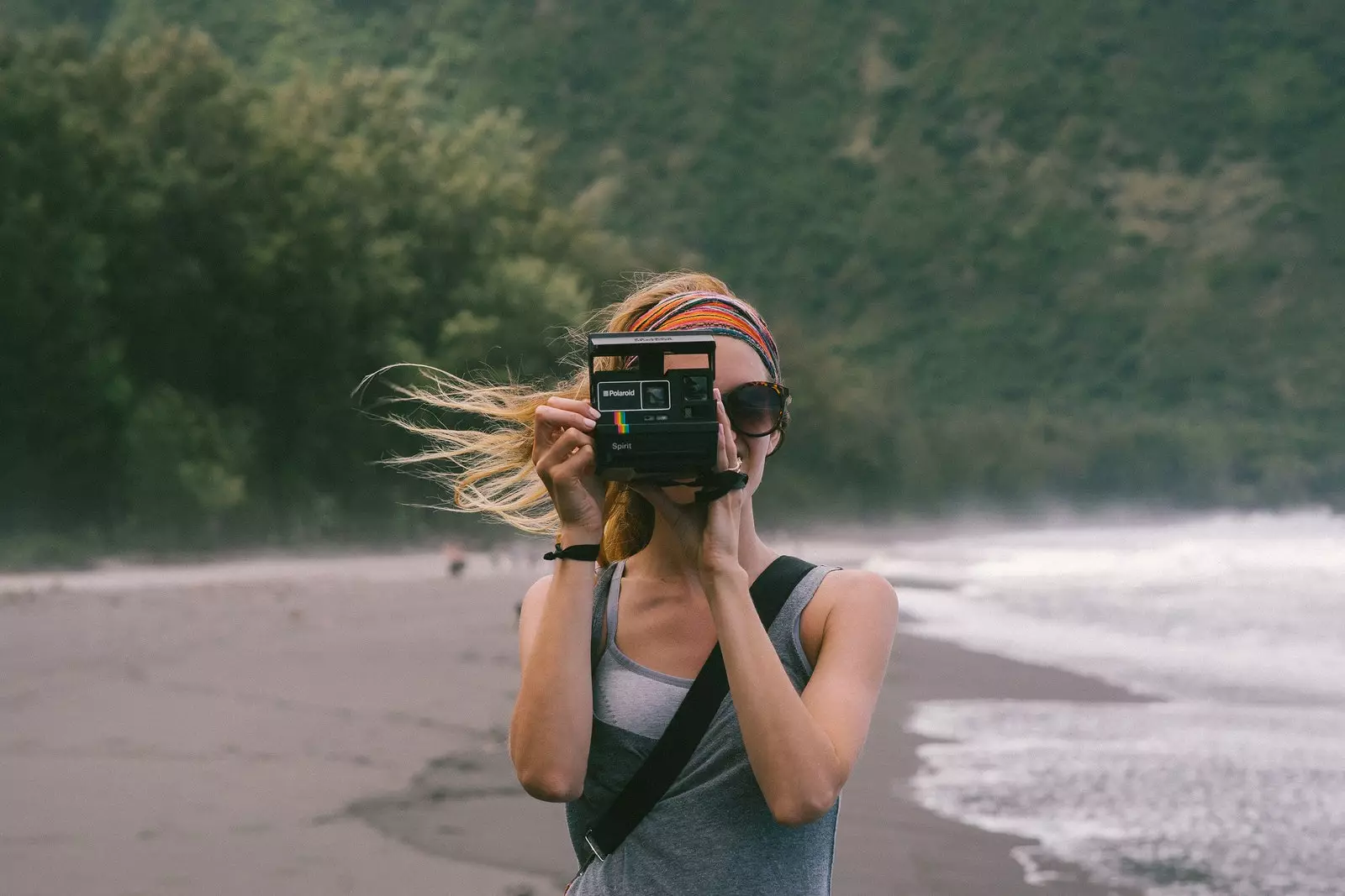 Wanita dengan Polaroid mengambil gambar