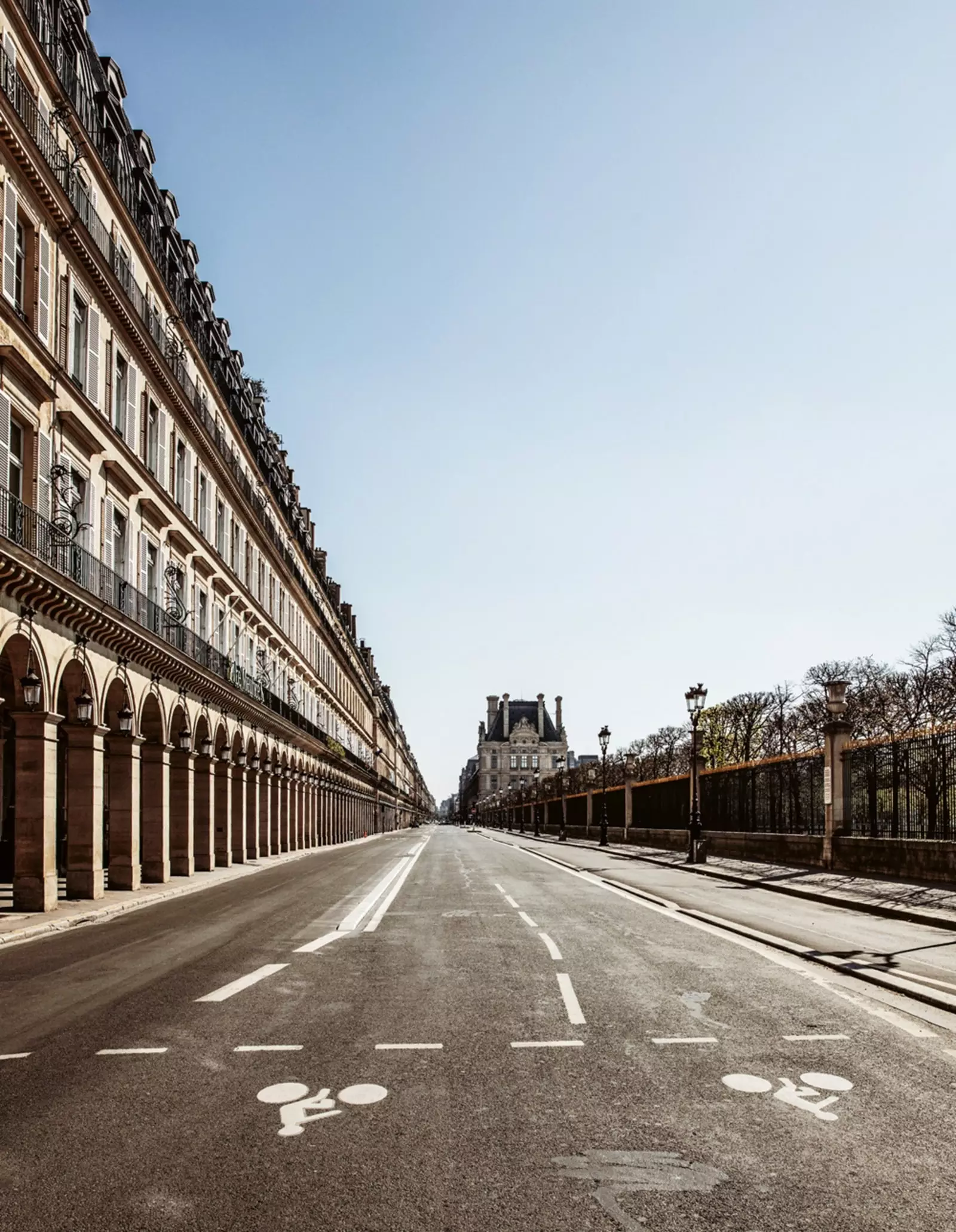 29 de março de 2020 a magnífica Rue de Rivoli ao lado do famoso parque Jardin des Tuileries em Paris.