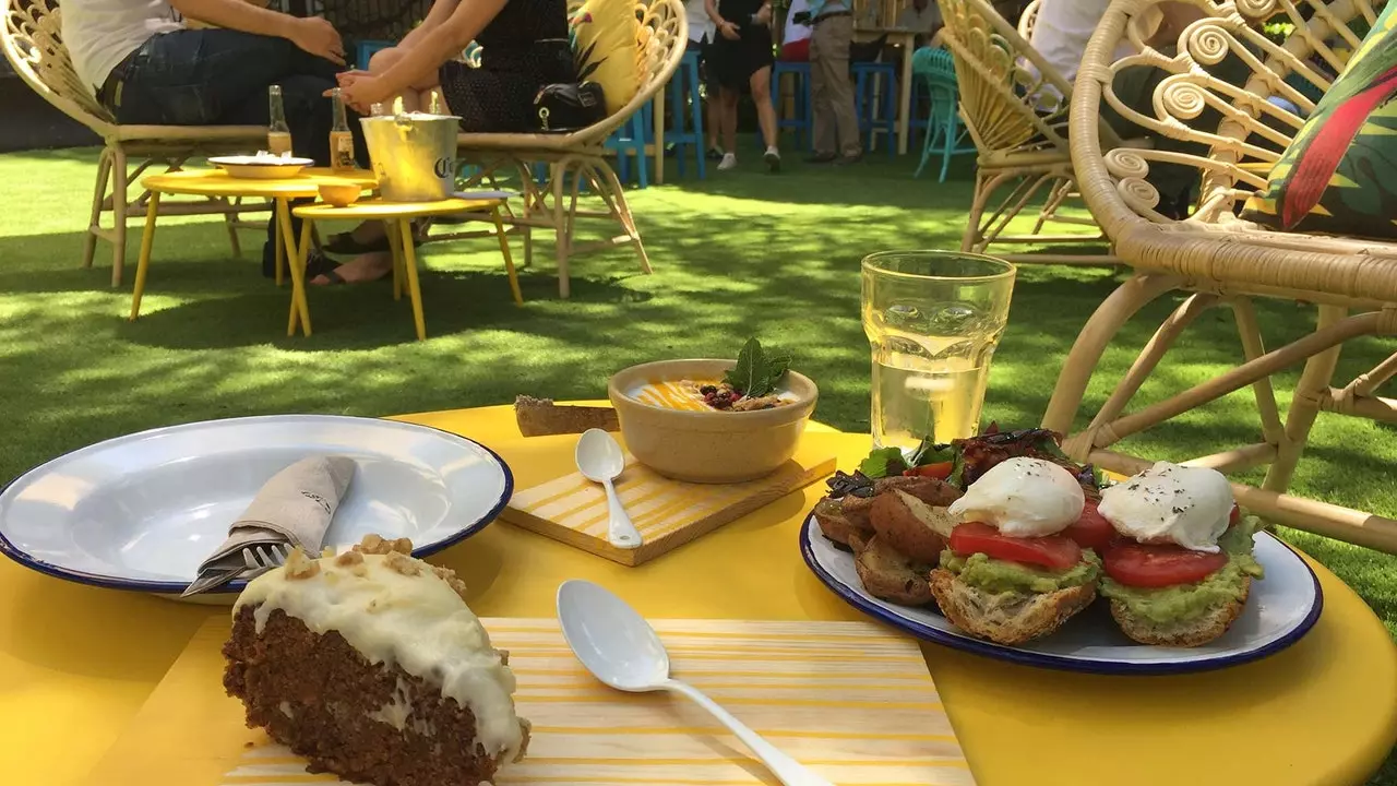 Casa Corona, or the tropical brunch in an ephemeral garden in Madrid