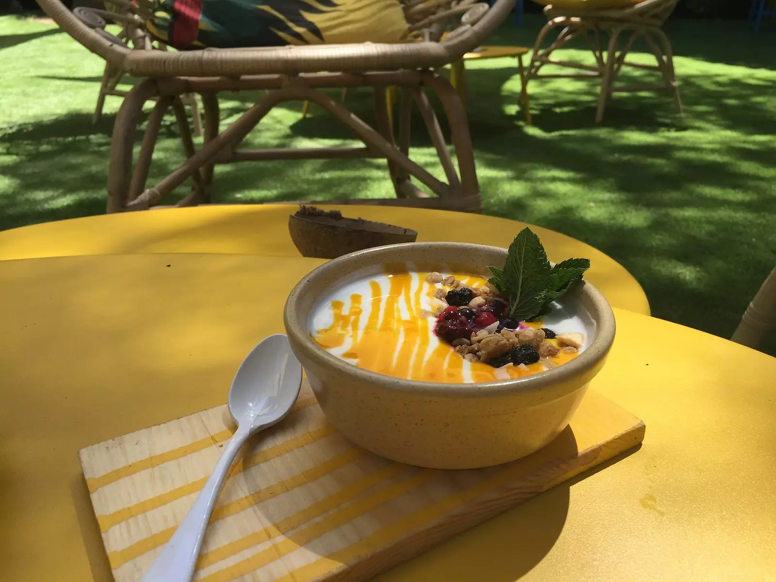 Semifreddo alla frutta e yogurt naturale con strati di purea di mango e muesli croccante