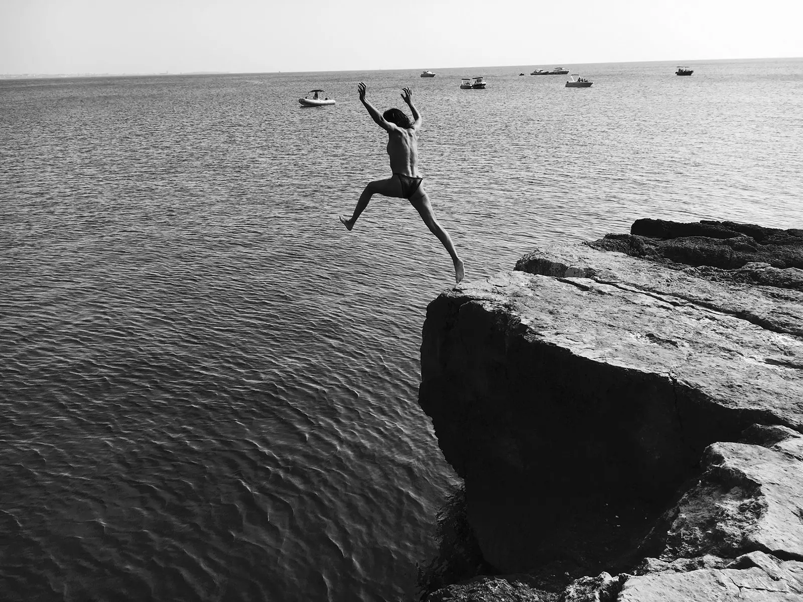 Sauter de la falaise en Croatie.