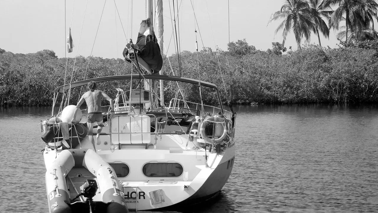 Ronderëm d'Welt a véier Joer (a mam Segelboot)