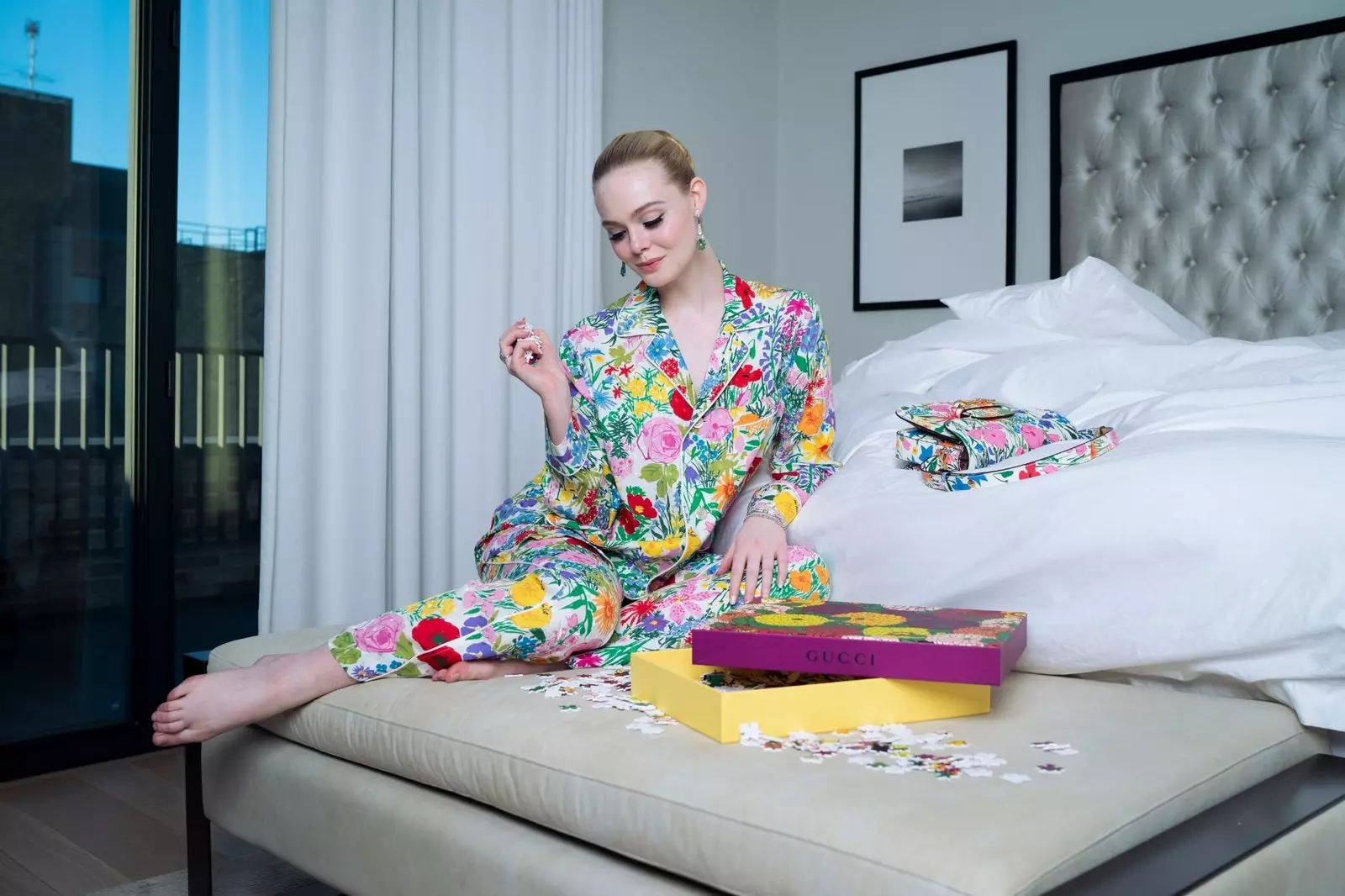 Elle Fanning le bailiúchán nua ‘Epilogue’ Gucci i seomra óstáin