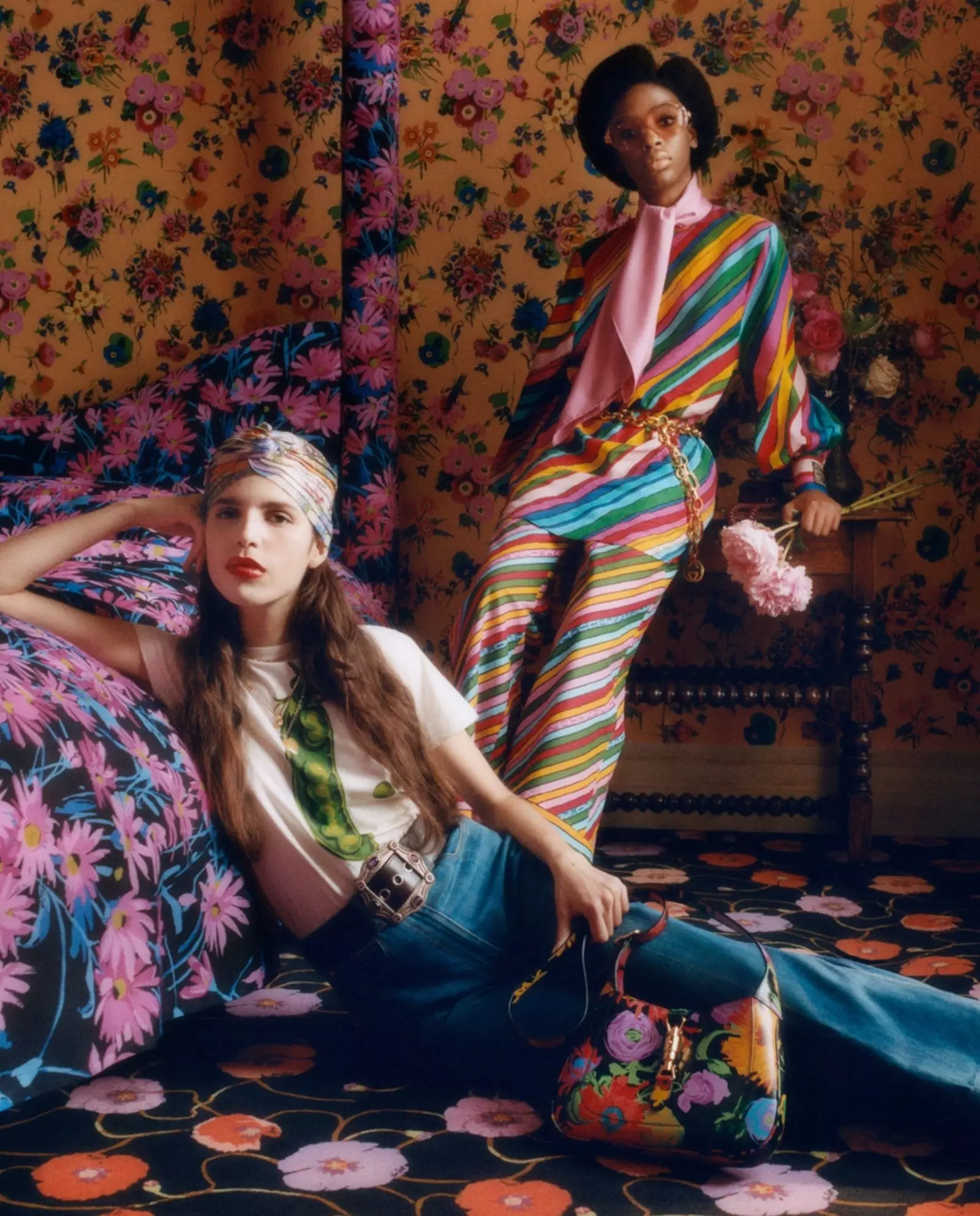 twee meisjes gekleed in de 'Epilogue'-collectie van Gucci