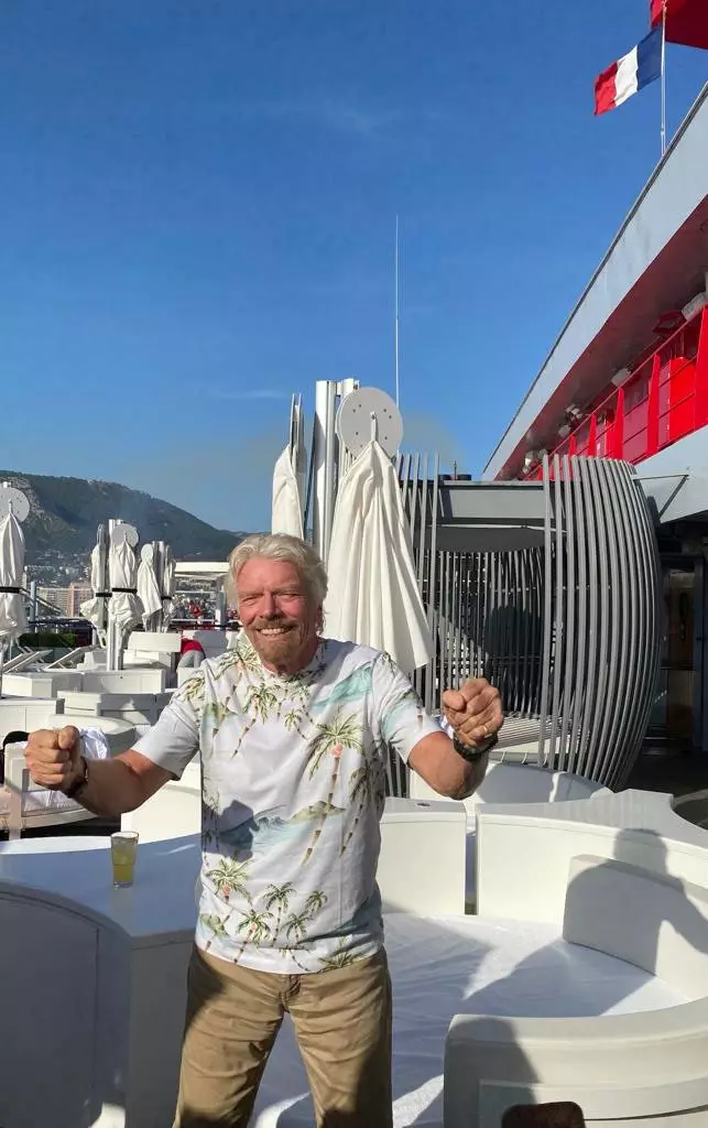 Richard Branson aan boord van zijn kruiser Valiant Lady