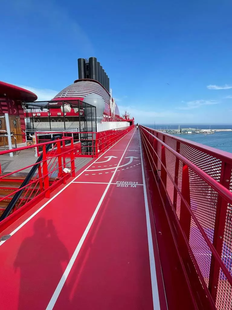 Deck of Virgin Voyages anije lundrimi Valiant Lady