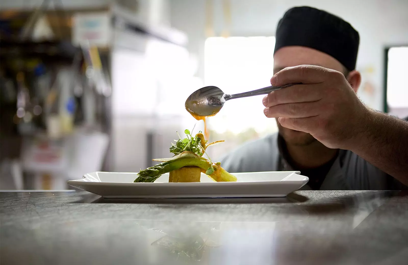 chef che prepara un piatto della cucina d'avanguardia