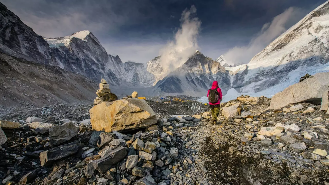 Cuireann Everest tús leis an bhfeachtas bailiúcháin truflais is mó dá stair