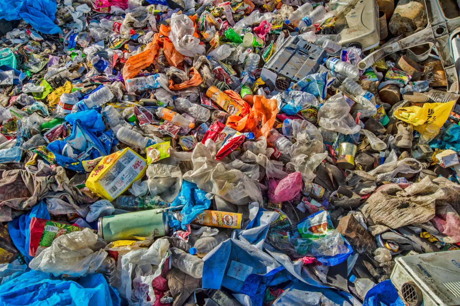 Auf dem Mount Everest hat sich Müll angesammelt.