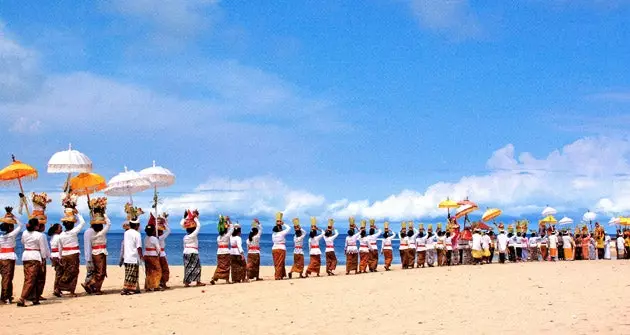 processioner på stranden