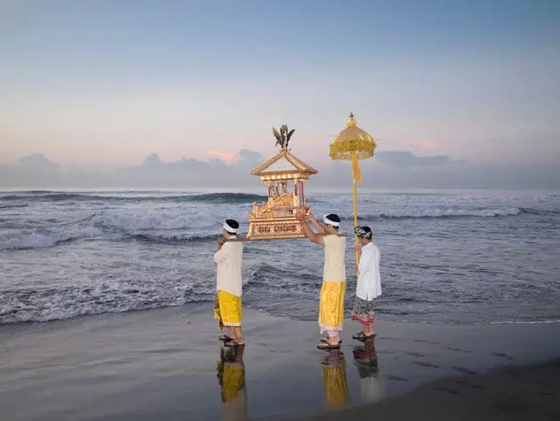 Selama festival ini setan diusir dari pulau