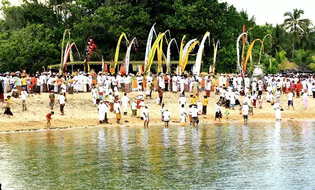 Processions la veille de Nyepi