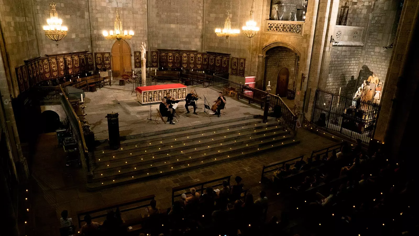 Candlelight e Solo Begeeschterung mat klassescher Musek bei Käerzenhirstellung