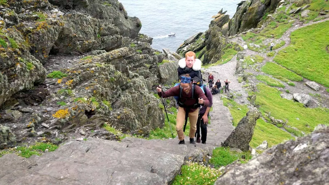 Chuaigh an grúpa cairde seo ar camchuairt ar fud na hEorpa ag iompar duine acu ar a ndroim