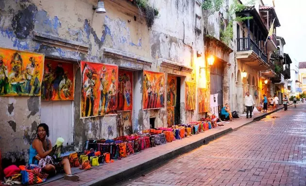 Kolumbietiškų rankdarbių prekystaliai gatve Cartagena de Indias senamiestyje