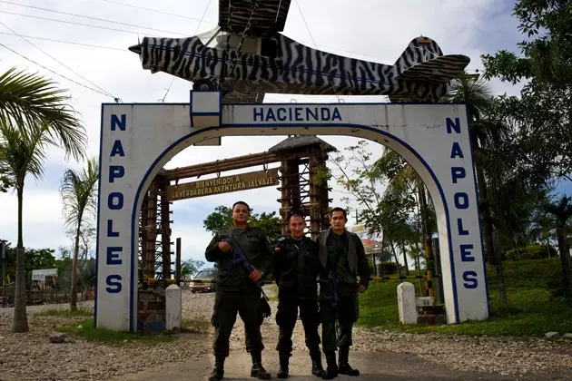 Hacienda Npoles'in kapısındaki temel fotoğraf