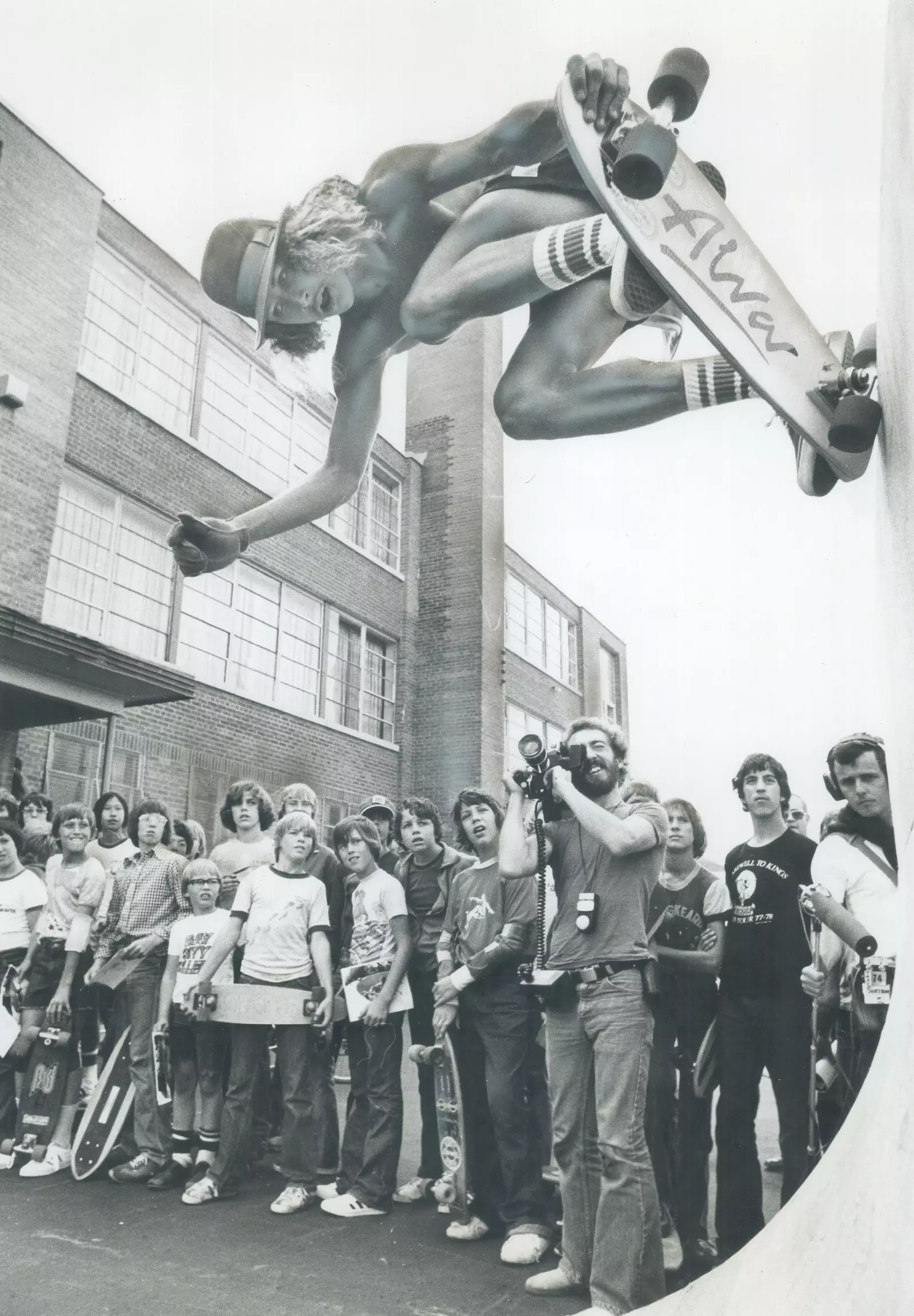 Tony Alva, um skatista profissional de Santa Monica, deixa os meninos da St. Cyrils School em Toronto sem palavras...