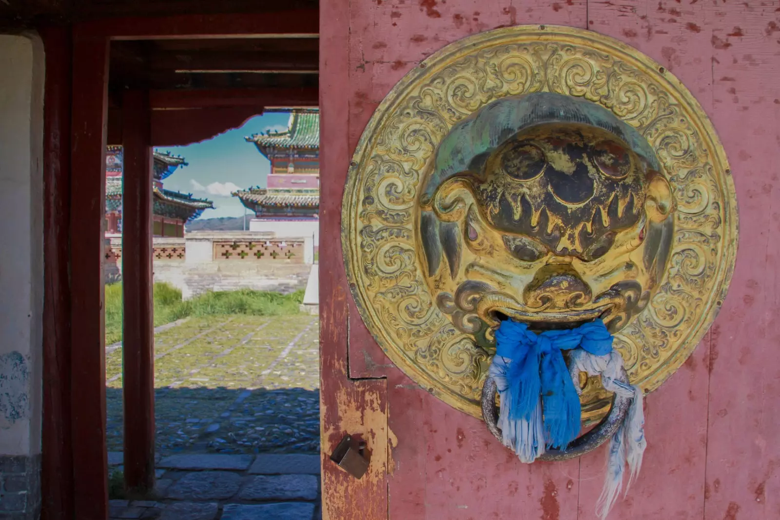 Porte ouvragée au temple Erdene Zuu Khiid Mongolie.