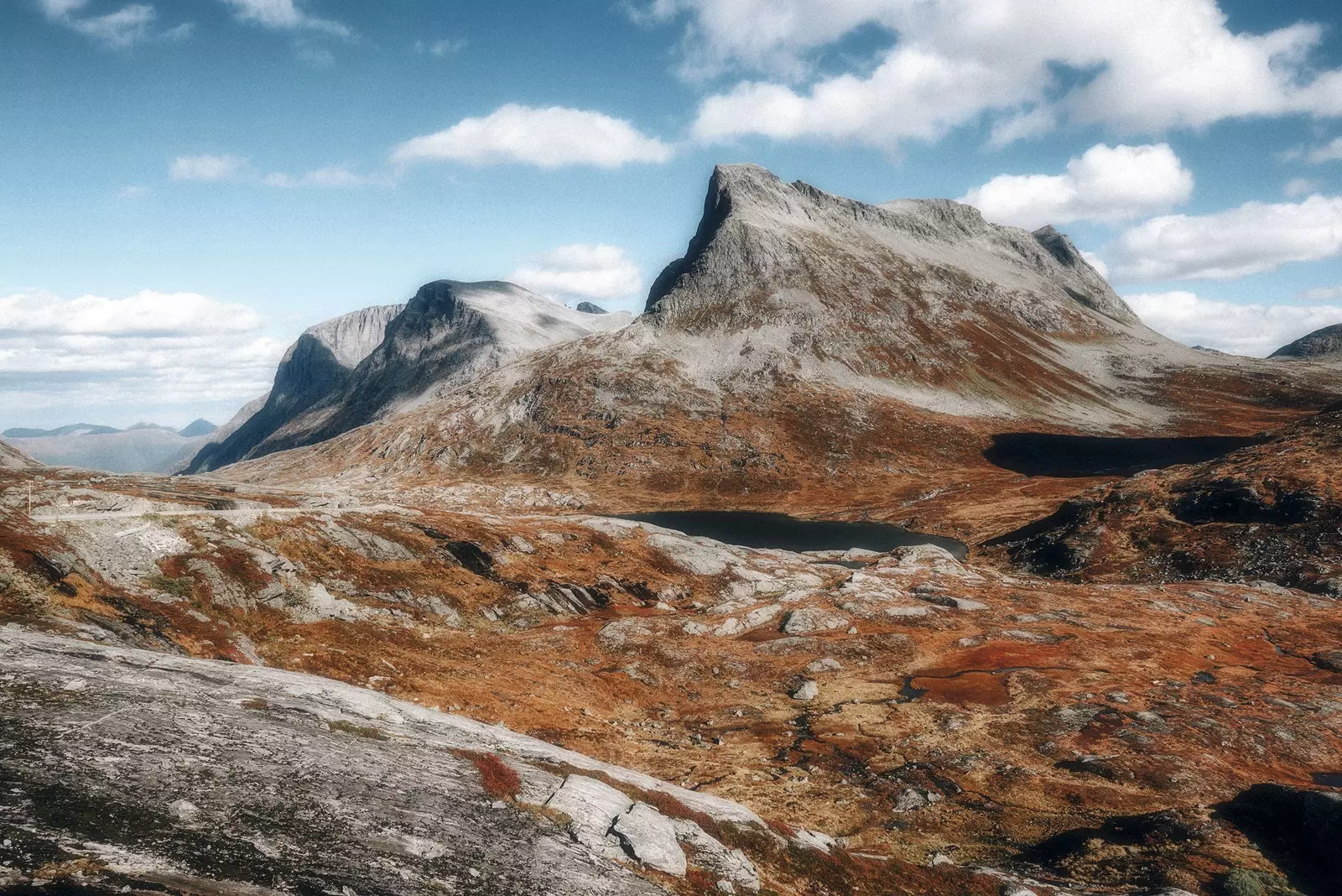 A Dalsnibba kilátó felé sétálok.