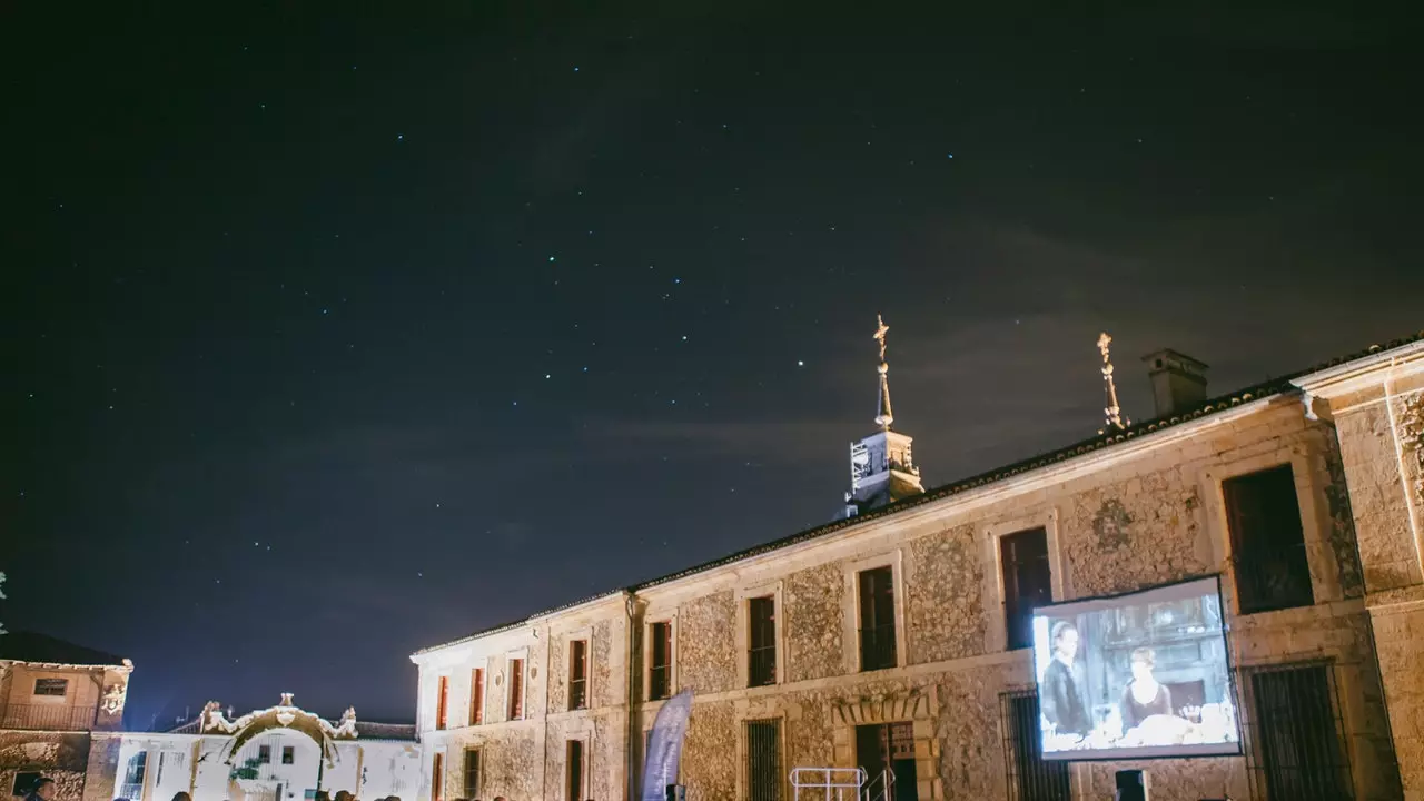 Arabada, cam bir kubbenin altında veya ay ışığında. Yaz sinemaları Madrid'e geri dönüyor!