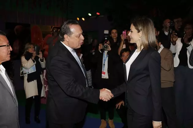 Kuninganna Letizia ja Argentina minister Gustavo Santos