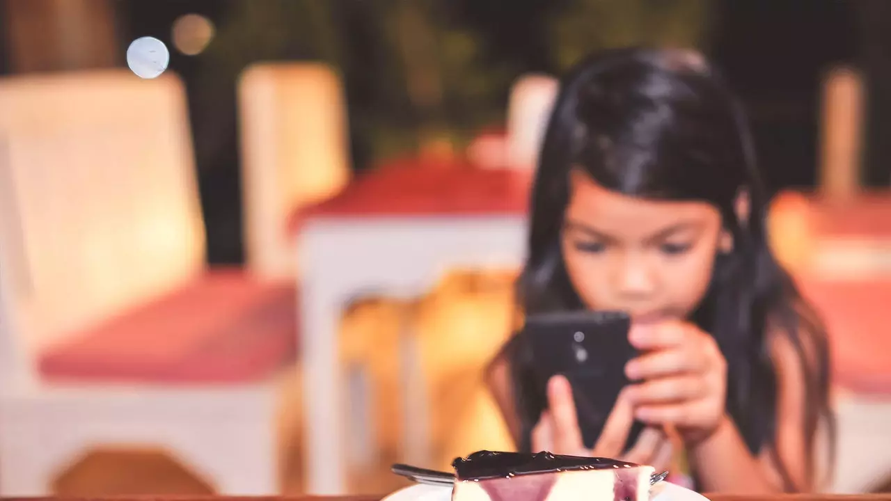 Kinderen die voor de mobiel eten in restaurants: ja of nee?