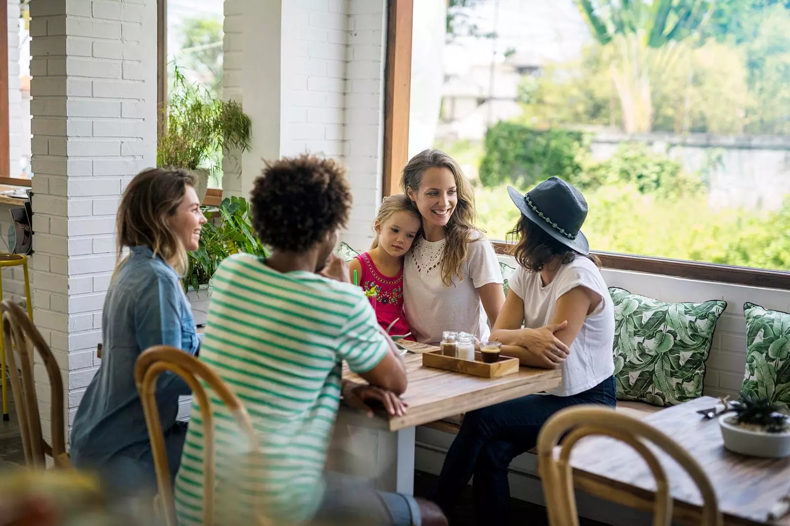 teman makan di restoran dengan seorang gadis