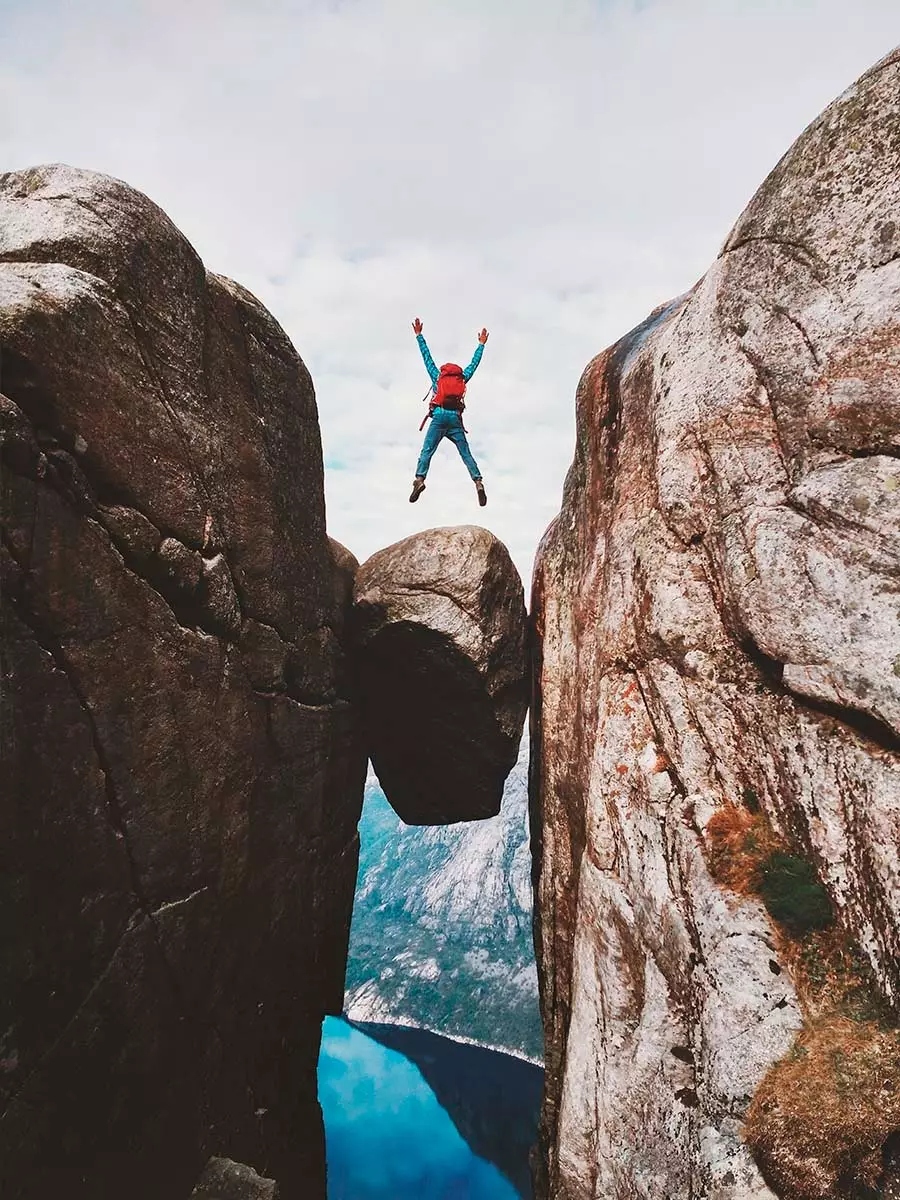 Mann springt auf Felsen