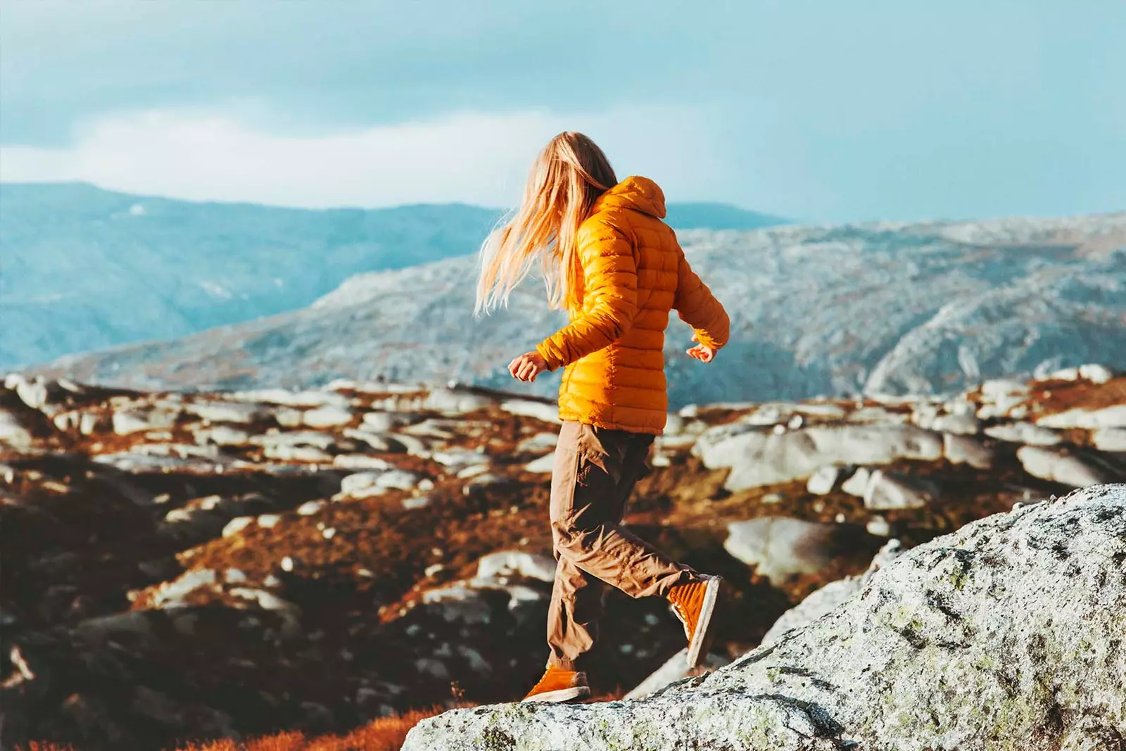 Gadis berjalan mendaki gunung