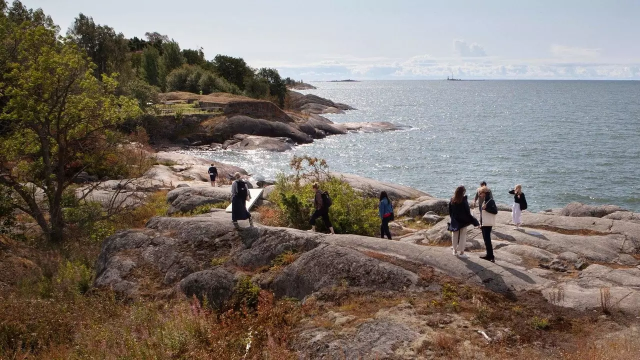 Helsinki Biennale: taidetta ja kestävää kehitystä Vallisaaressa