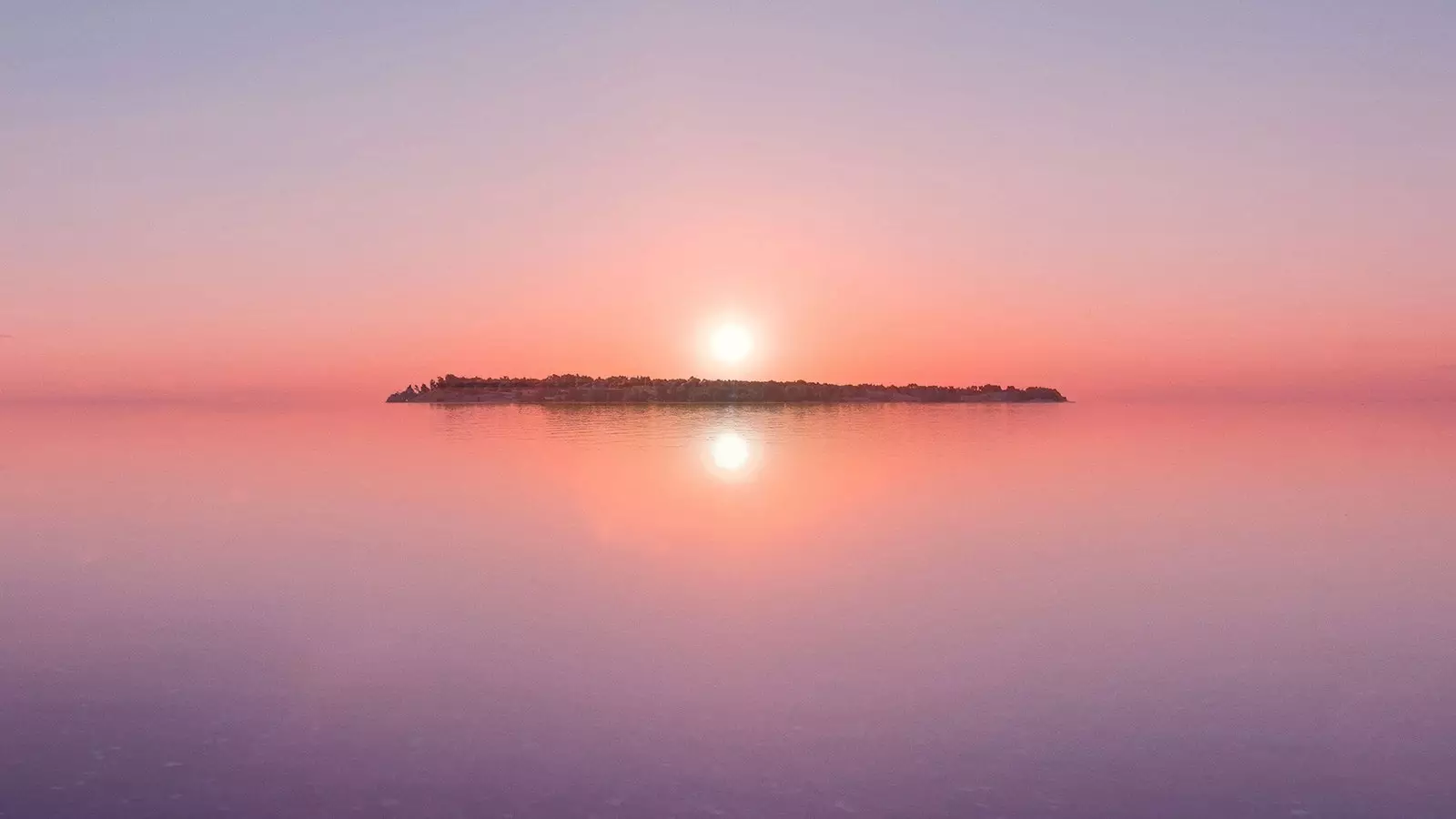 Otok je udaljen 20 minuta brodom od Helsinkija