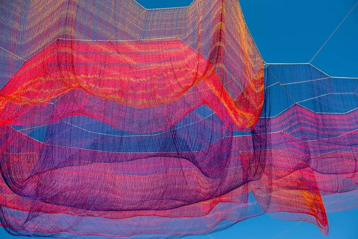 „178“ ist der Titel der skulpturalen Installation von Janet Echelman