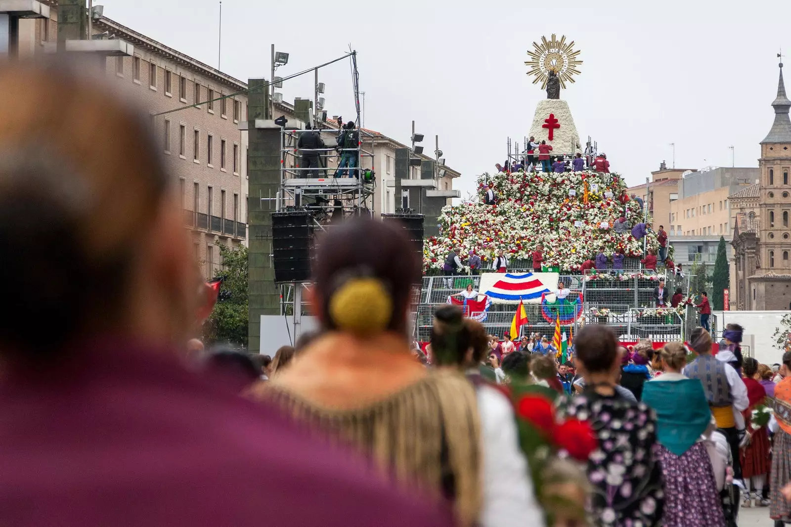 I mbliana ceiliúrann Zaragoza a céad tairiscint bláthanna don Mhaighdean beagnach.