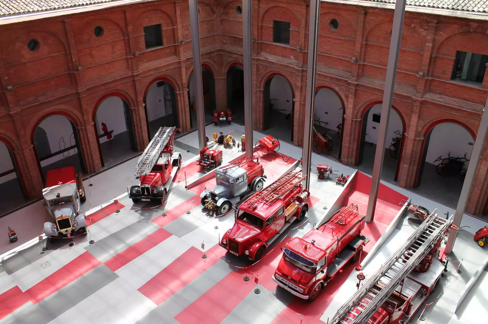 Als nens els encanta enfilar-se als vehicles antics del Museu del Foc i els Bombers de Saragossa.