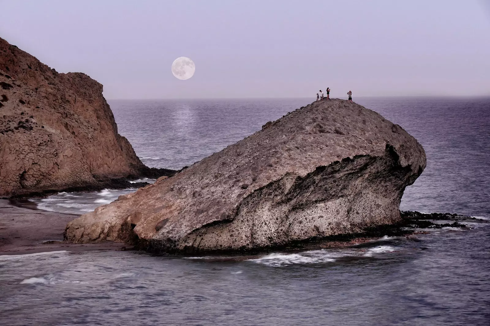 Vollmond am Strand von Monsul in Cabo de Gata