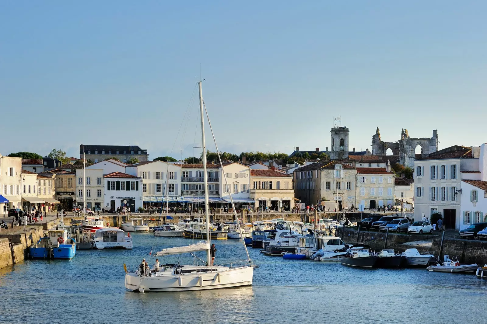 Barcă cu vele care navighează în portul SaintMartindeR de pe Insula R